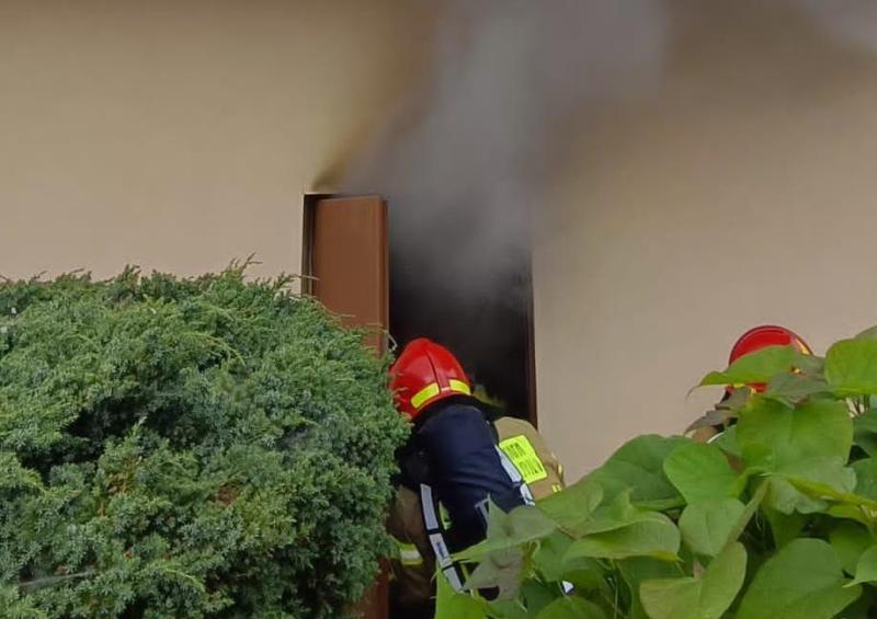 Pożar domu w Łazach Biegonickich. Z kotłowni wydobywały się kłęby dymu