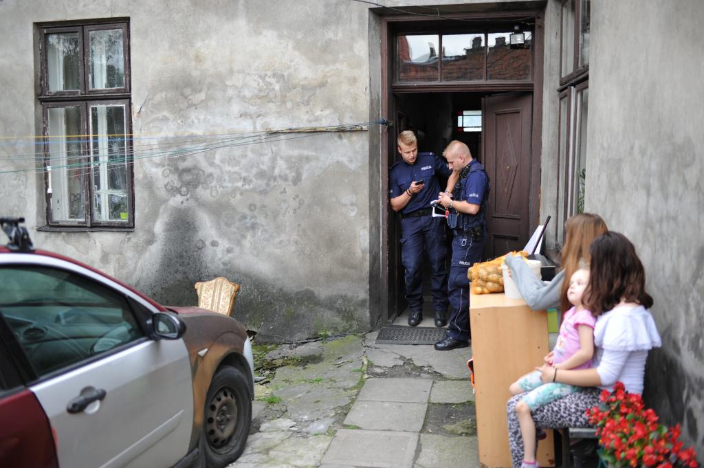 Zapadła się podłoga w domu przy ul.Młyńskiej. Siedmioosobowa rodzina została bez dachu nad głową. Fot. TK