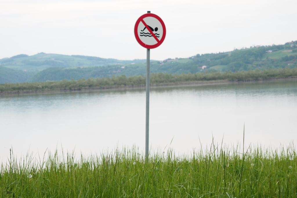 Zakaz kąpieli w Jeziorze Rożnowskim na szczęście nie obowiązuje w Gródku nad Dunajcem