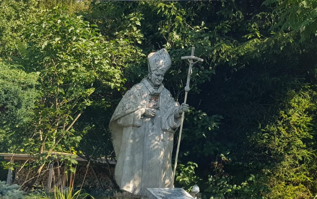 gdzie stoi ten pomnik św. Jana Pawła II?