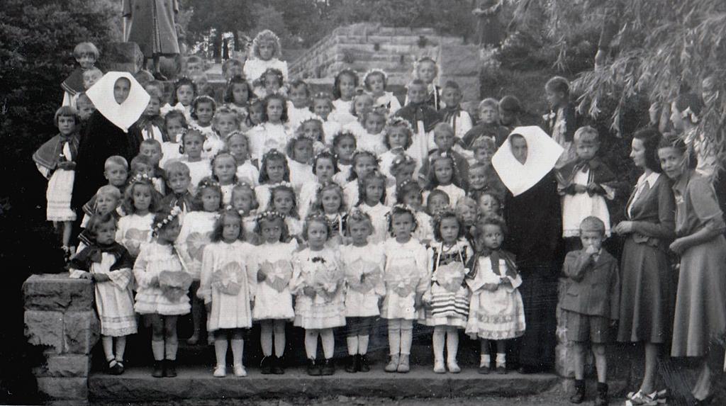 Boże Ciało 1950 r. siostra Alicja u góry po lewej