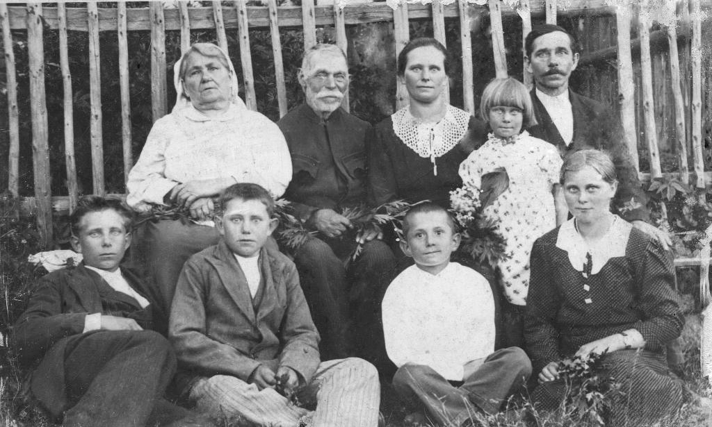 rok 1939 Polańscy Roza Morawiczka, Jakub, syn Marcin z żoną Marią i dziećmi od lewej Tadeuszem, Janem, Stanisławem, Marią i Zofią