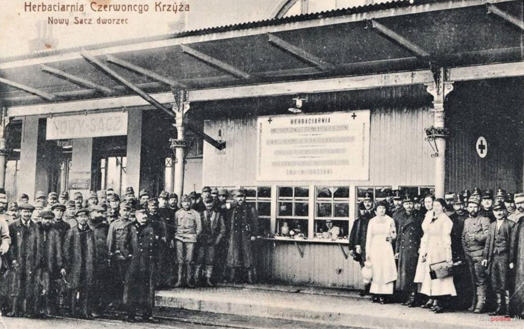 Herbaciarnia Czerwonego Krzyża na dworcu kolejowym w Nowym Sączu. Rok 1915