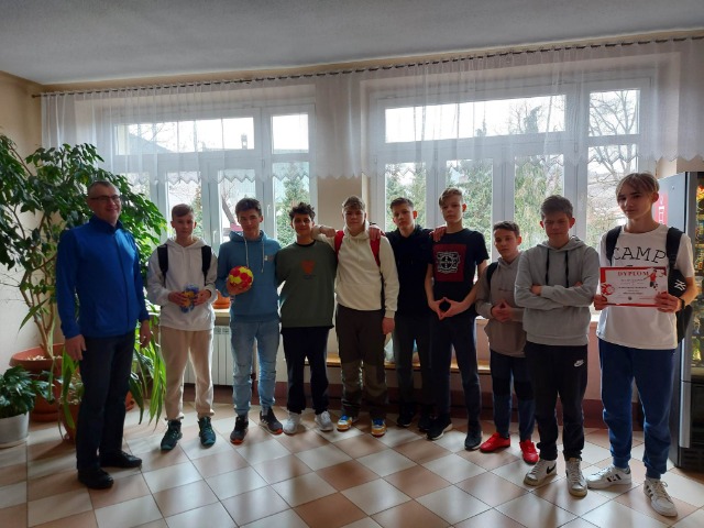 Zycięska drużyna z Łukowicy - zajęli I miejsce w igrzyskach młodzieży szkolnej