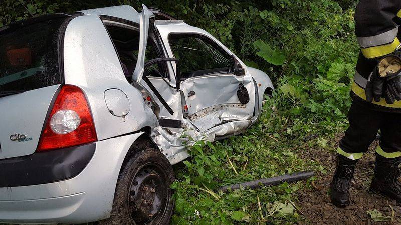 Wypadek w Librantowej, Peugeot zderzył się z Renault. Fot. PSP Nowy Sącz