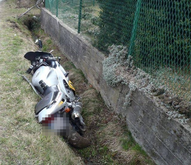 Mokra Wieś, motocyklista uderzył w betonowy przepust