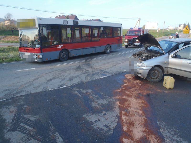 Zderzenie osobówki z autobusem w Czarnym Potoku
