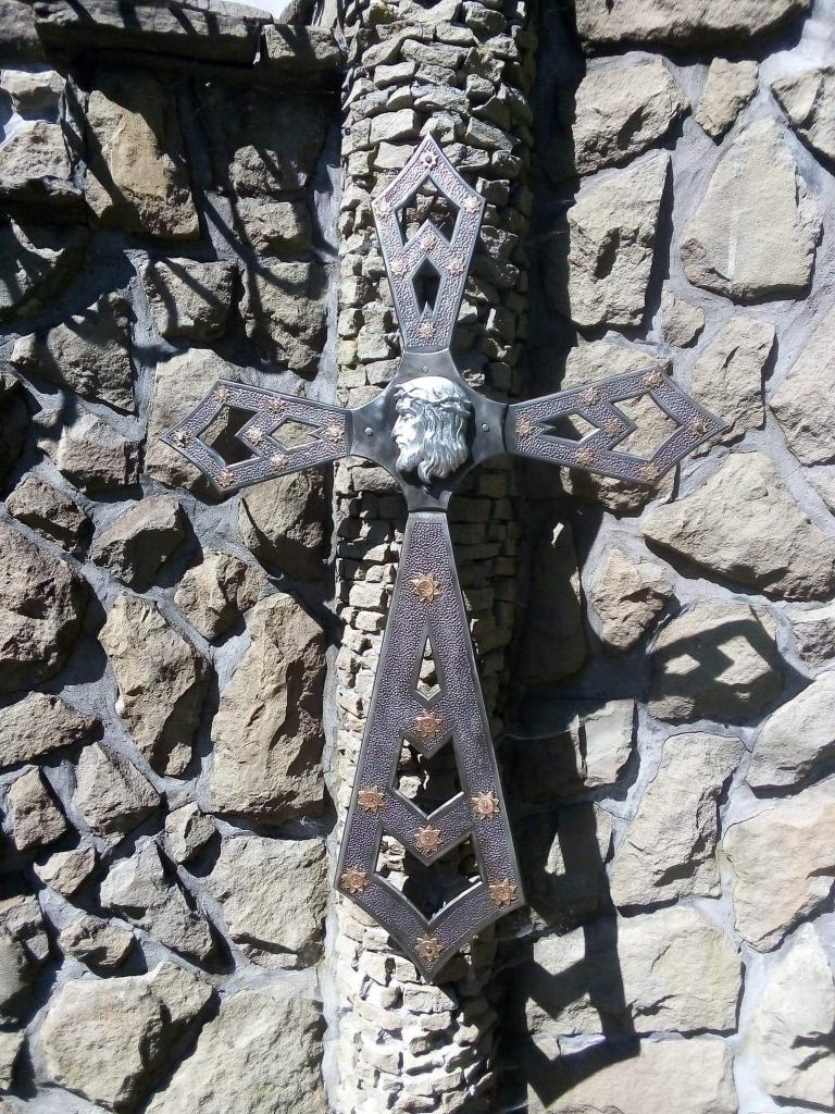 Krzyż wrócił na szlak chronić turystów w Beskidzie Sądeckim