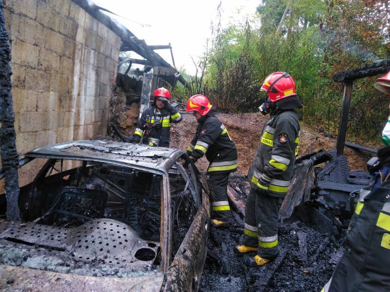 72 strażaków walczyło z ogniem. Spłonął budynek i samochód