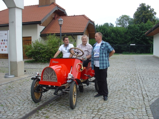 wójt Marek Janczak wyjechał -  legalnie - zaprojektowanym i własnoręcznie wykonanym samochodem z drewna