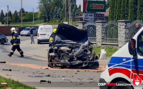 Groźny wypadek w Trzcianie. Auto zderzyło się z busem kursowym z Limanowej 