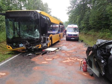 Z ostatniej chwili: zderzenie autobusu z samochodem. Aż 9 osób rannych [ZDJĘCIA]