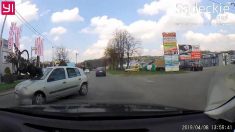 Dramatyczny wypadek na ul. Tarnowskiej. Rowerzysta wylądował na szybie auta