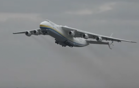 Największy samolot świata odleciał z Polski. Zobacz niesamowite nagrania 