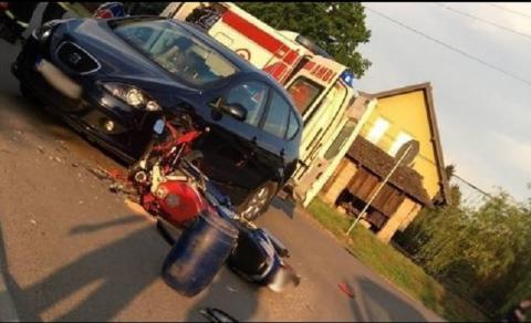 Motocykl roztrzaskany, a kierowca zabrany do szpitala