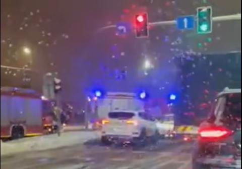 Wypadek na ruchliwym skrzyżowaniu w Nowym Sączu. Zderzyły się samochody [FILM]
