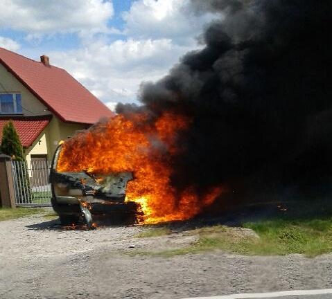 Doszczętnie spłonęło auto. Gdzie? Przy trasie Brzesko – Nowy Sącz