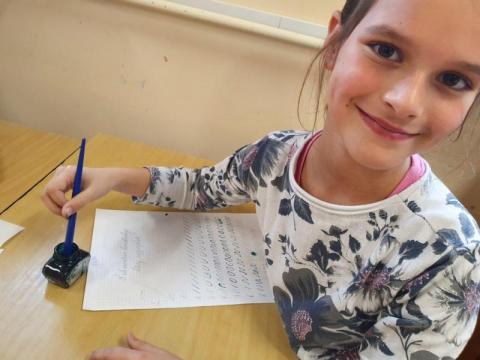 Kaligrafia w szkole. W bibliotece uczą ich pięknego pisania