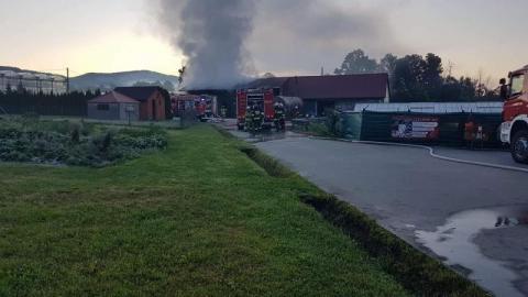 Poranny pożar kotłowni w Pisarzowej. Z ogniem walczyło trzydziestu strażaków
