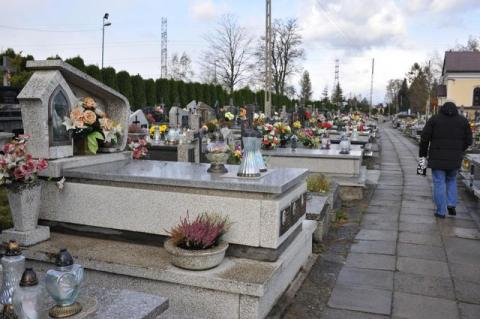 Nowy Sącz: Żałobnicy już nie będą mokli pod kapliczkami na cmentarzach