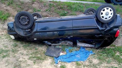 Groźny wypadek w Niecwi. Dachował samochód z trzema osobami w środku [ZDJĘCIA]