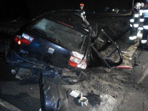  Łyczana: Nietrzeźwy kierowca roztrzaskał auto o ogrodzenie