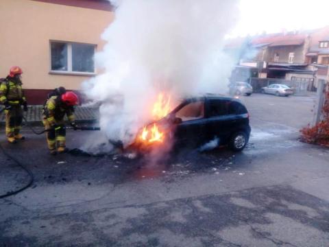 W Nowym Sączu palił się Hyundai. Ogień niemal zupełnie spustoszył samochód