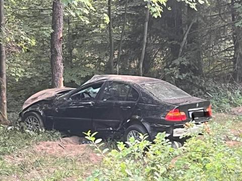 BMW dachowało i rozbiło się na drzewie. Kierowca uciekał przed policjantami