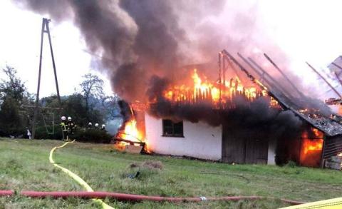 Podpalił stodołę, a płonął również dom. Przez wujka podpalacza omal nie zginęła matka z dziećmi