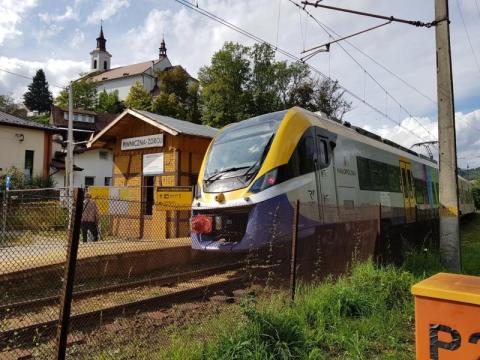 Zamiast pociągów podstawiają autobusy i tak na całej trasie Tarnów – Nowy Sącz
