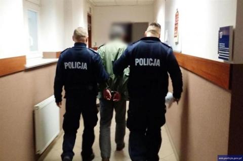 58-letni nauczyciel, który pracował w jednej ze szkół na terenie powiatu nowosądeckiego, usłyszał zarzuty. Mężczyzna jest podejrzany o molestowanie swojej 13-letniej uczennicy. 