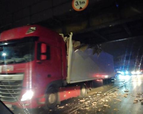 Nie do wiary! Kolejna ciężarówka zaklinowała się pod wiaduktem na ul. Węgierskiej