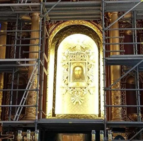 Ołtarz główny w bazylice św. Małgorzaty zasłonięty rusztowaniami. Po ich zdjęciu ołtarz będzie w innym kolorze [ZDJĘCIA]