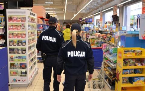 Policjanci kontrolują sklepy, restauracje... W styczniu nałożyli 596 mandatów