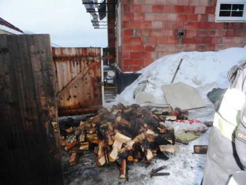 Pożar w Mochnaczce. Palił się drewniany garaż