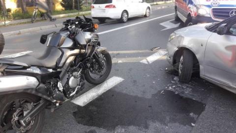 Dramatyczny wypadek na ul. Tarnowskiej. Ranny motocyklista leżał na jezdni