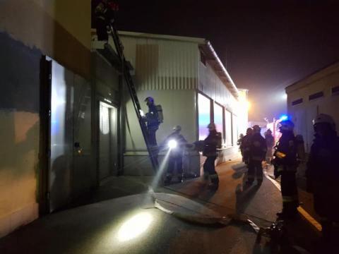 35 strażaków przez trzy godziny gasiło pożar w firmie Konspol. Co tam się stało?