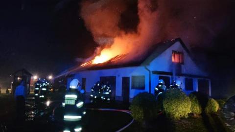37 strażaków gasiło pożar w Lipinkach. Niestety budynek spłonął doszczętnie