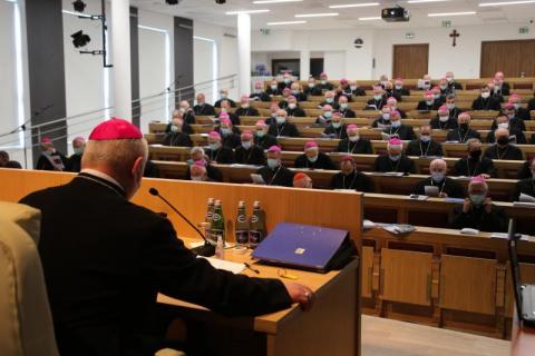 Biskupi podjęli decyzję. Znieśli dyspensę od uczestnictwa w niedzielnej mszy 