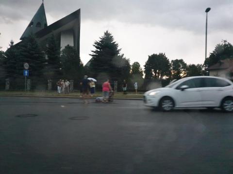 Dramat na przejściu dla pieszych obok kościoła. Auto potrąciło starszą kobietę