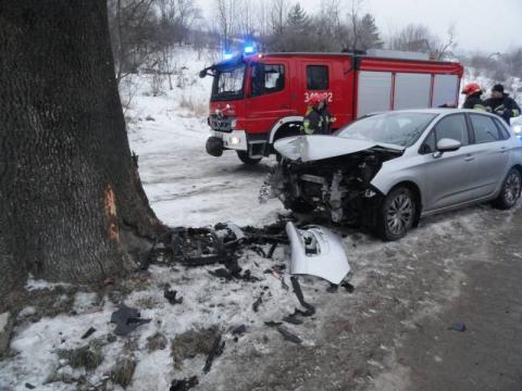 Samochód wypadł z drogi w Krynicy-Zdroju. Tak się zaczął weekend