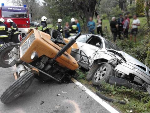 Dramatyczny wypadek w Lipnicy Wielkiej. Samochód zderzył się z traktorem