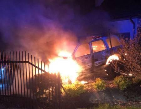 Nocny pożar w Chełmcu. Samochód stanął w ogniu, zagrożony był też dom [ZDJĘCIA]