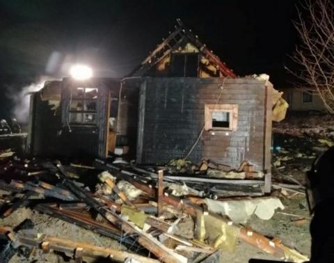 W Białej Niżnej spłonął drewniany dom. Strażacy kilka godzin gasili pożar 