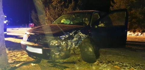 Samochód uderzył w drzewo w Łabowej. Kierowca leżał na drodze obok auta 