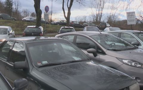 Parking miejski pełen samochodów