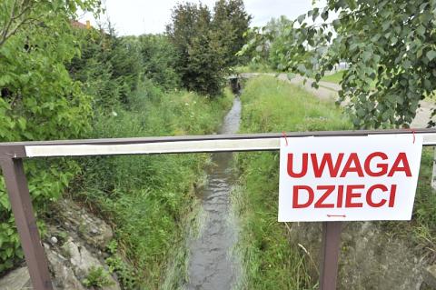 Droga przy potoku Dąbrówka to katastrofa, ale miasto nie da złotówki. Dlaczego?
