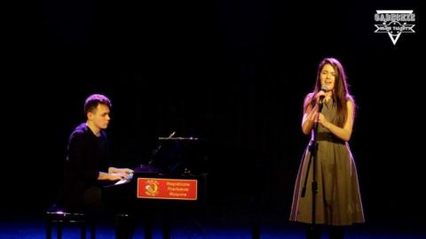 Sądeckie Młode Talenty: Bartek gra na fortepianie, Anita śpiewa. Łączy ich muzyka