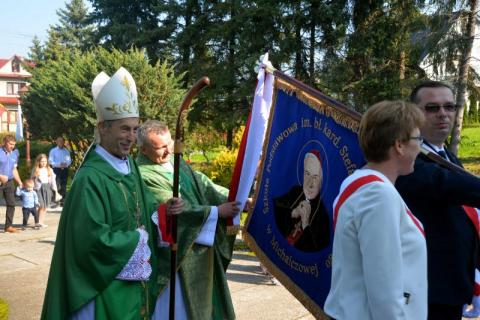 Biskup Stanisław Salaterski poświęcił sztandar szkoły w Michalczowej