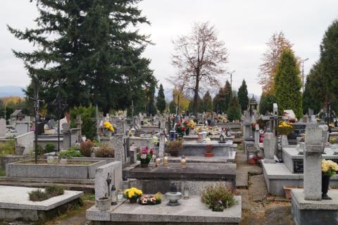 Jak dojechać na sądeckie cmentarze? Zmienia się organizacja ruchu w Nowym Sączu 